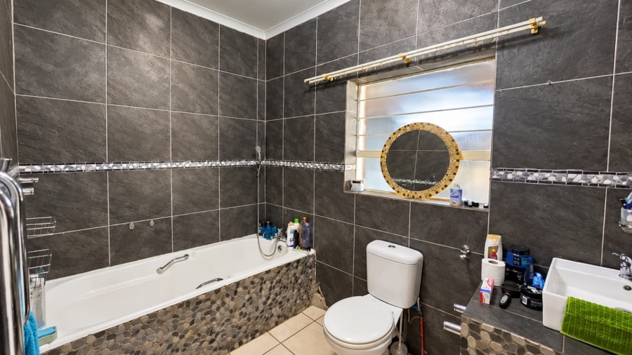 3 Bedroom Property for Sale in Ifafi North West